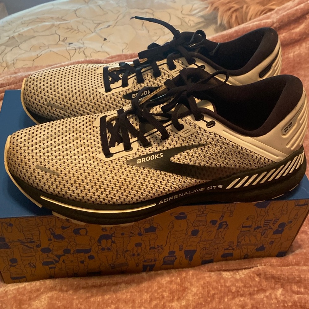 Adrenaline GTS Brooks black and white sneakers